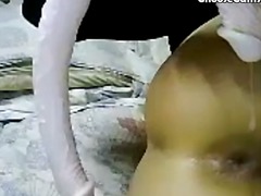 Webcam girl puts dildo in her ass